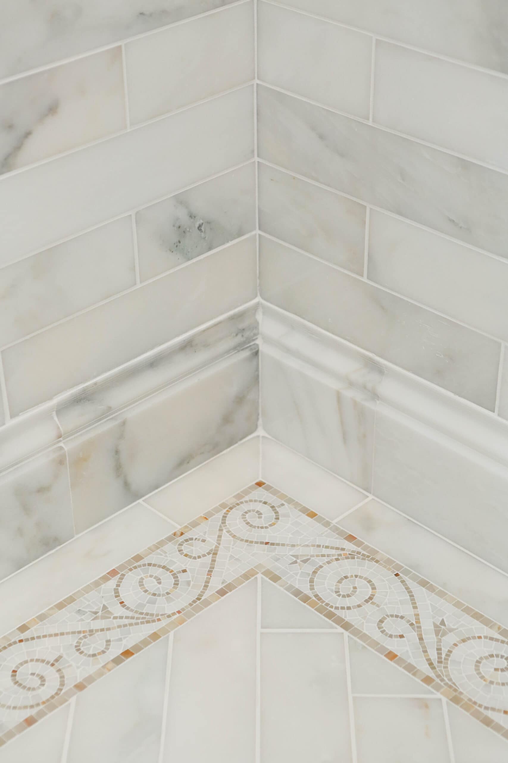 Tsuna Border - Calacatta Oliva White Onyx